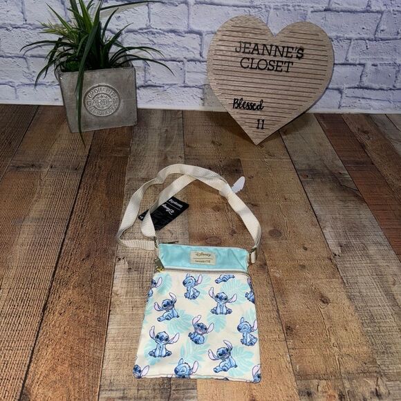Loungefly Disney Lilo & Stitch Palm Leaves Passport Crossbody Bag nwt - Picture 2 of 7